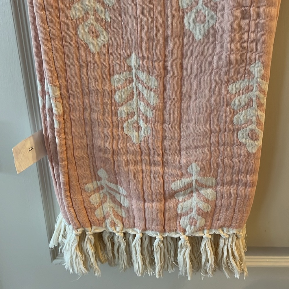 NWT Kirklands
Our Coral Flower Reversible Gauze Throw - Picture 6 of 8